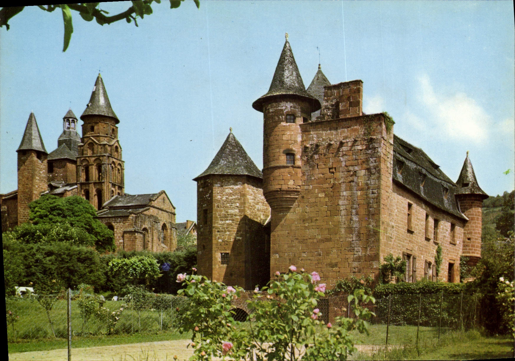 CPSM Collonges la Rouge Correze L'eglise prise du Castel Lossihnac