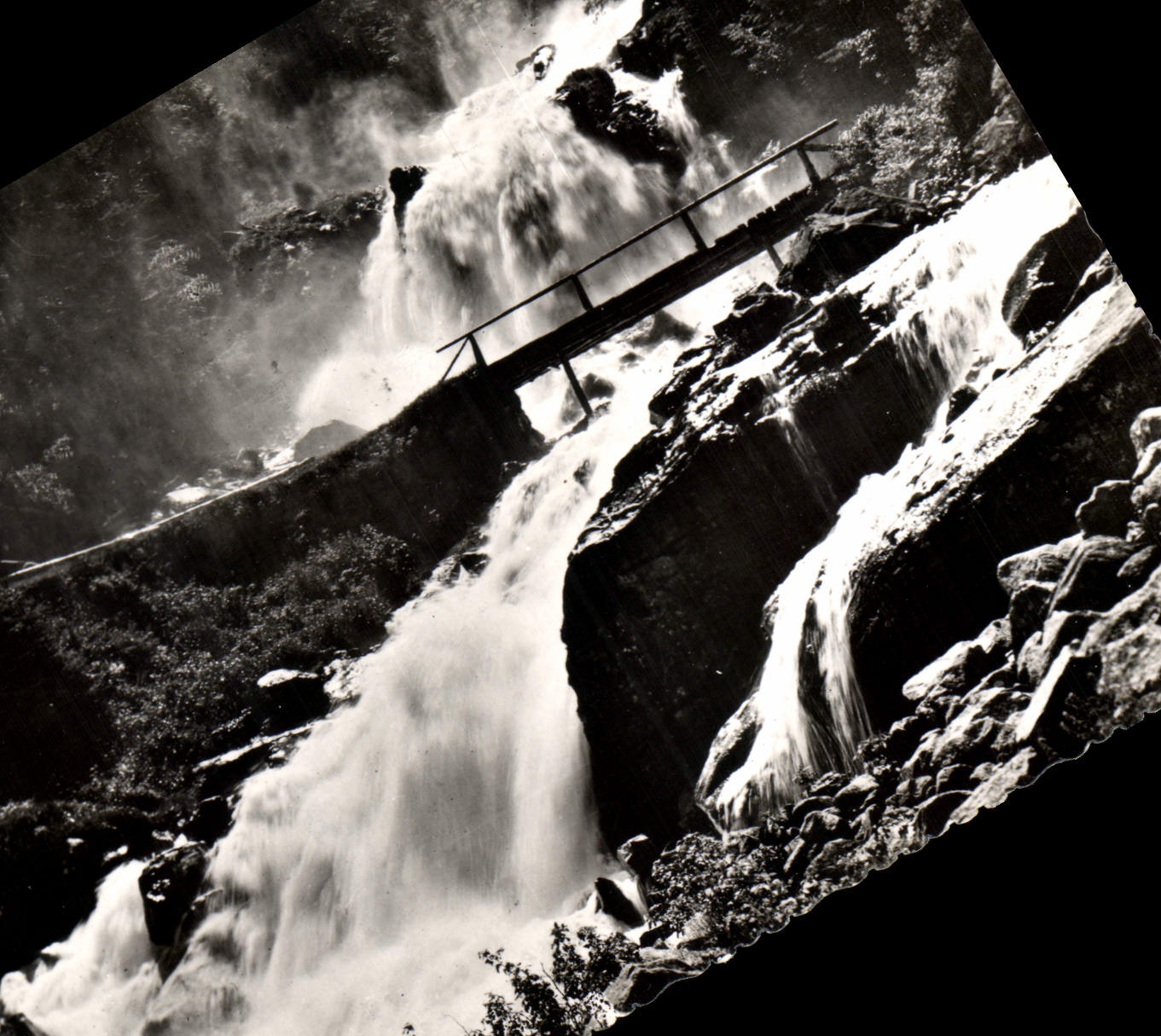CPSM Les Pyrenees Route de Cauterets au Pont d'Esoagne Hautes Pyrenees 