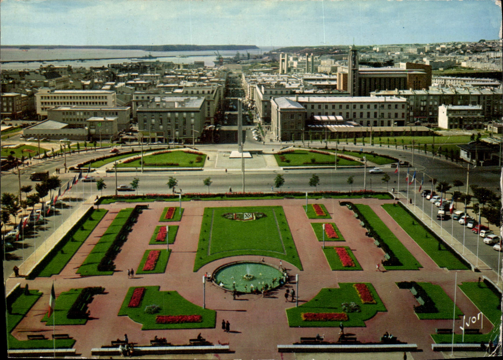 CPSM Couleurs et Lumiere de France Brest Nord Finistere Les Jardins de l'Hotek de Ville et au loin l
