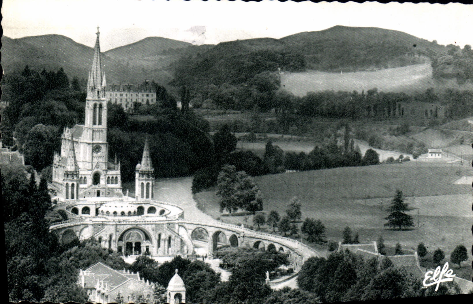 CPSM Lourdes Vue plangeante sur la Basilique 