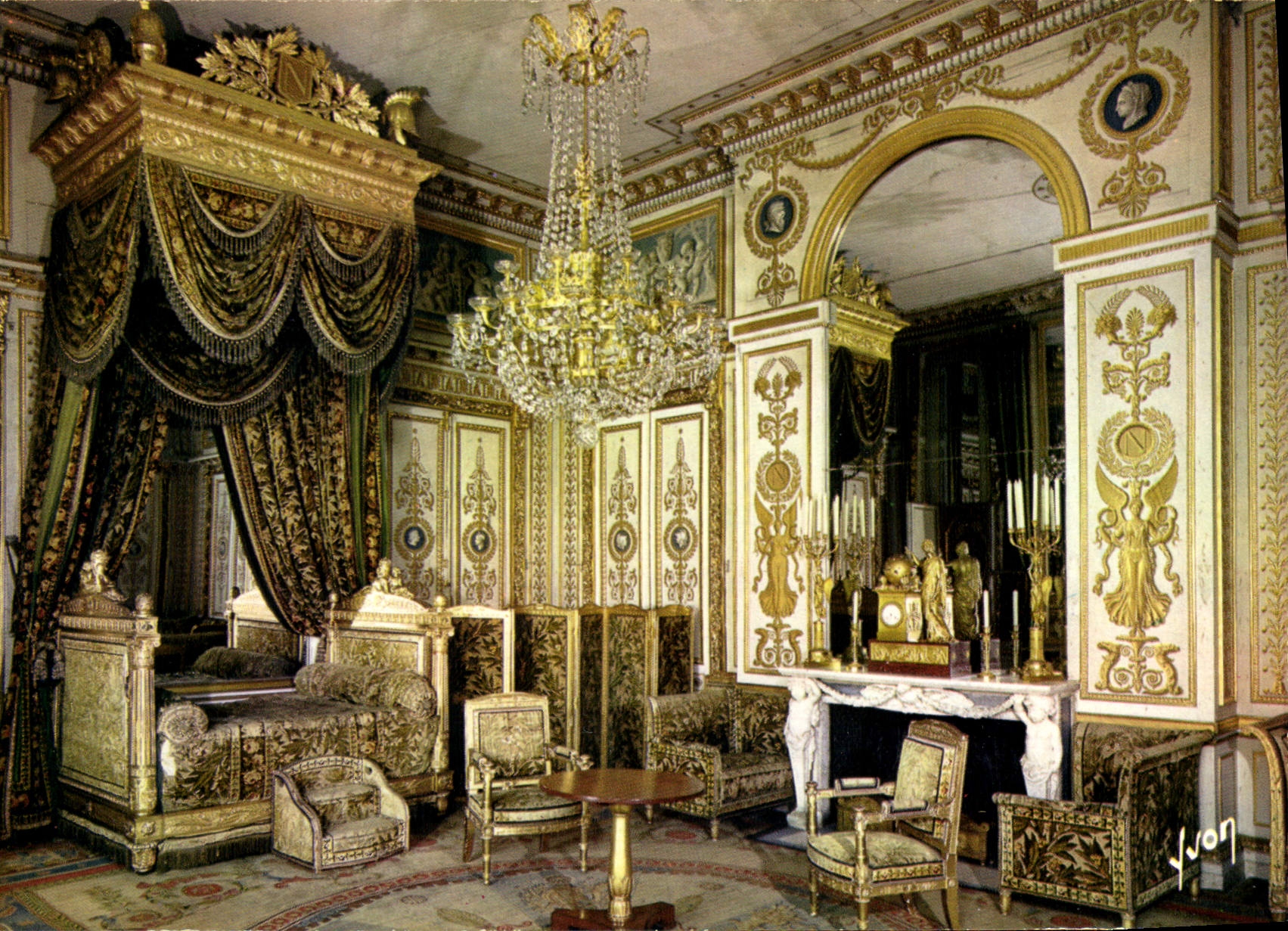 CPSM Couleurs et Lumiere de France Chateau de Fontainebleau Seine et Marne Chambre a coucher de l'Em