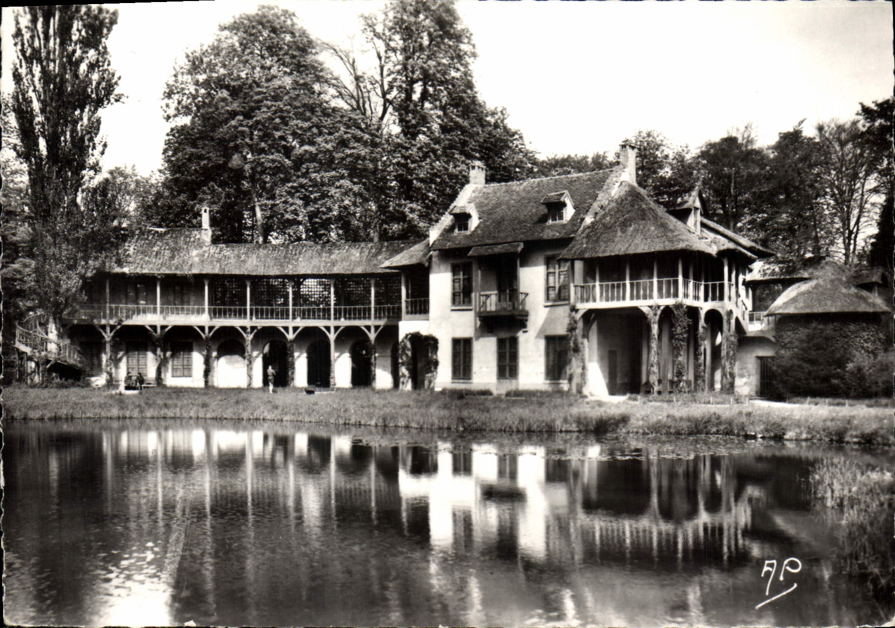 CPSM Versailles Seine et Oise Le Petit Trianon La Maison de la Reine 