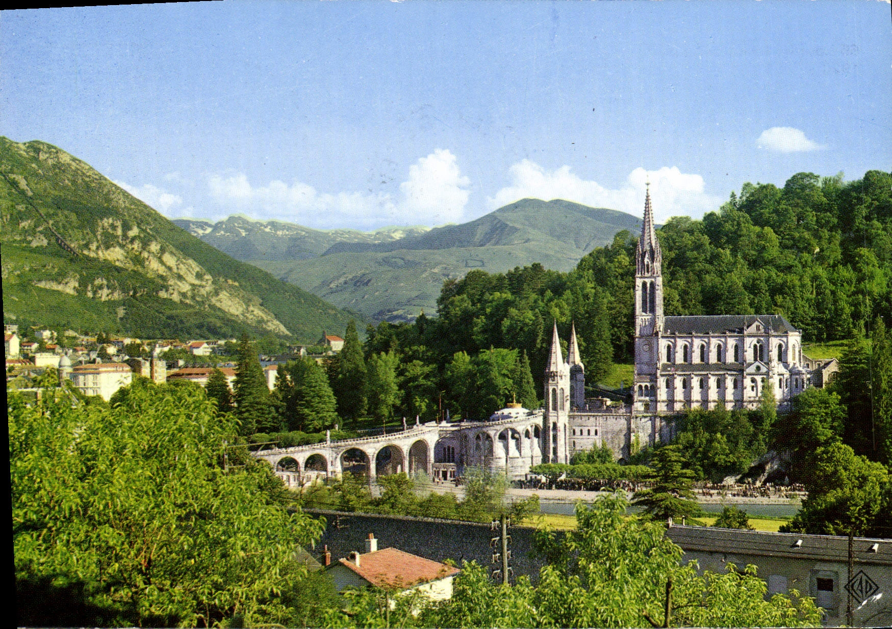 CPSM Lourdes Hautes Pyrenees La Basilique et les Pyrenees 