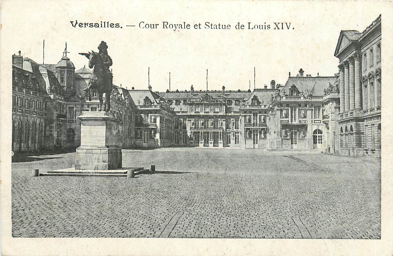 CPA Versailles Cour Royale et Statue de Louis XIV