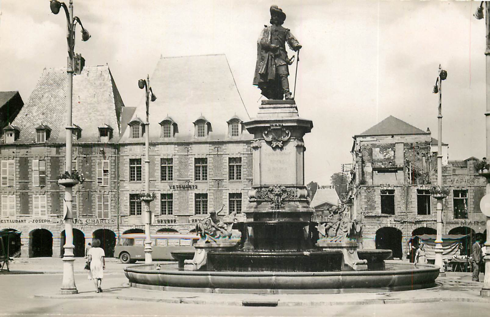 CPA Charleville La Statue de Charles de Gonzague