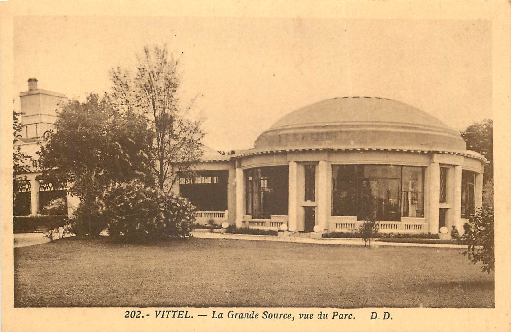 CPA Vittel La Grande Source vue du Parc