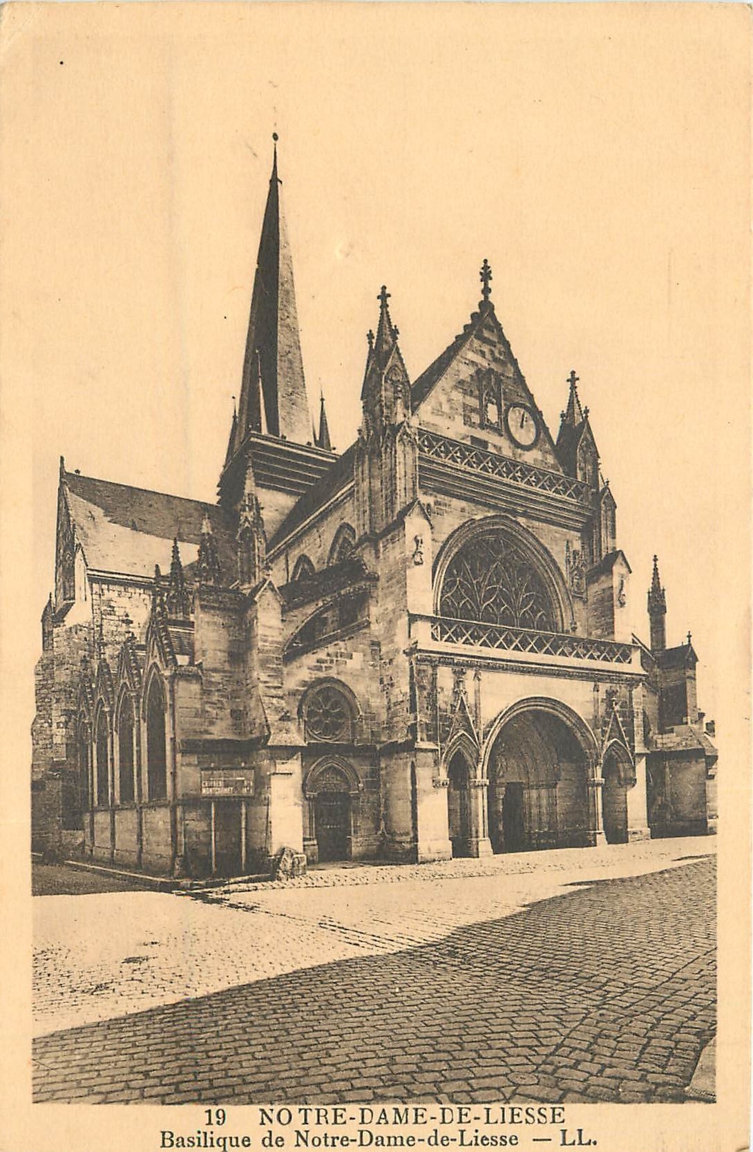 CPA N D de Liesse Basilique de N D de Liesse