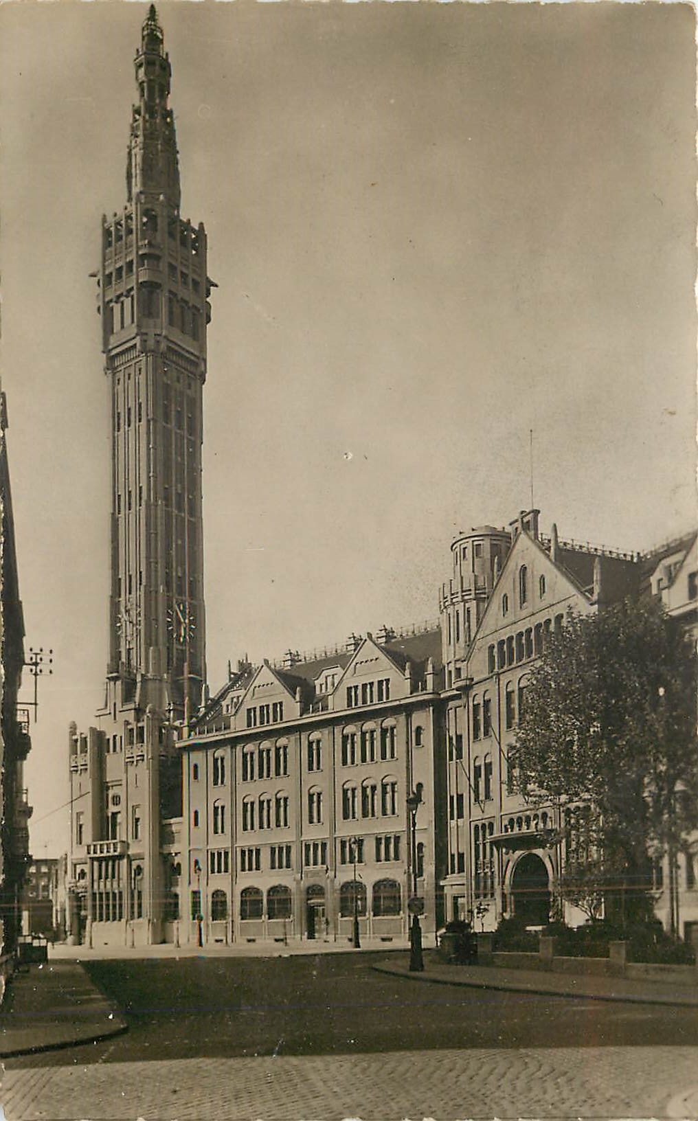 CPA Lille (Nord) L'Hotel de Ville et son Beffroi