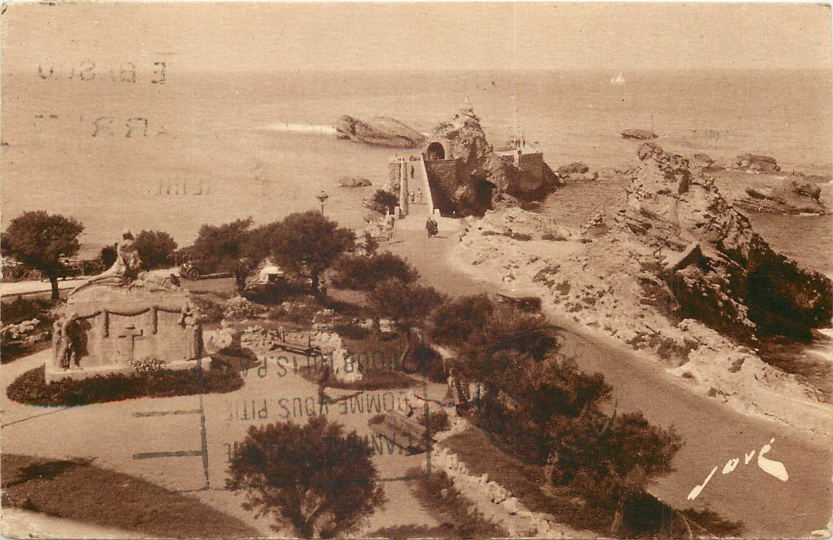 CPA Pau (B P) Biarritz (B P) le Rocher de la Vierge et la gauche le Monument