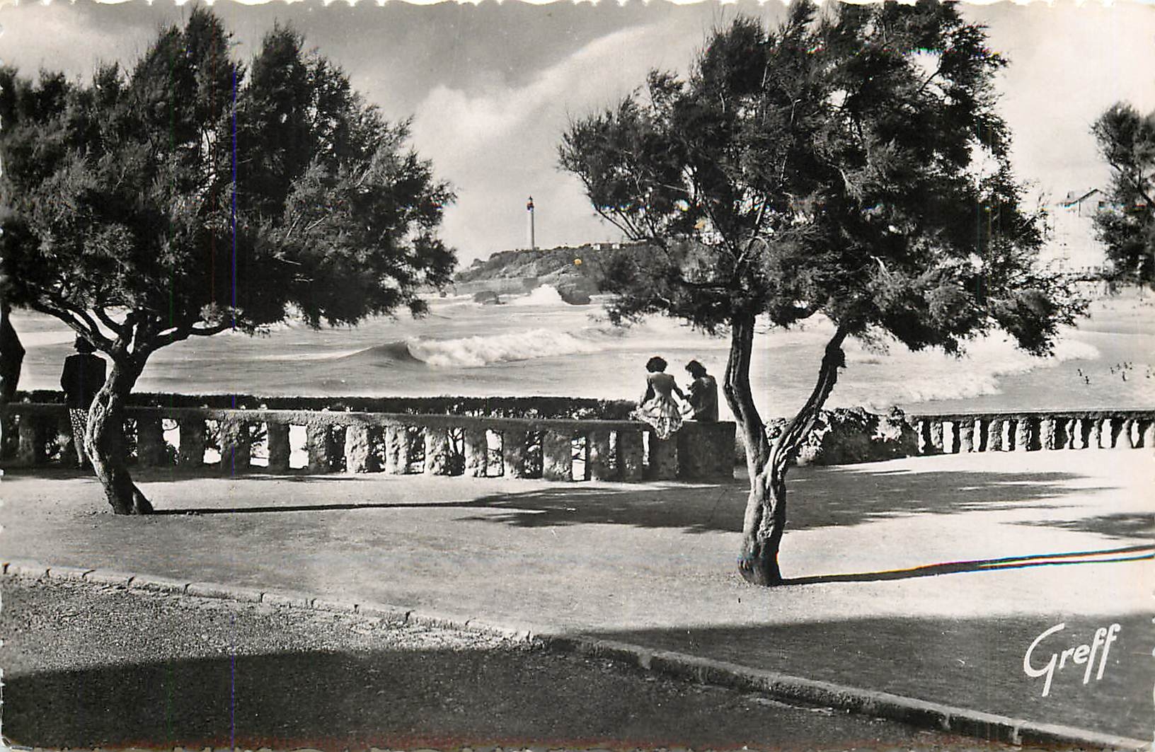 CPA En Pays Basque Biarritz (B P) Le Phare et la Promenade des Pamaris