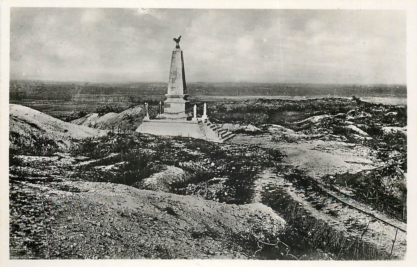 CPA Les Eparges Monument eleve au sommet de l'Eperon