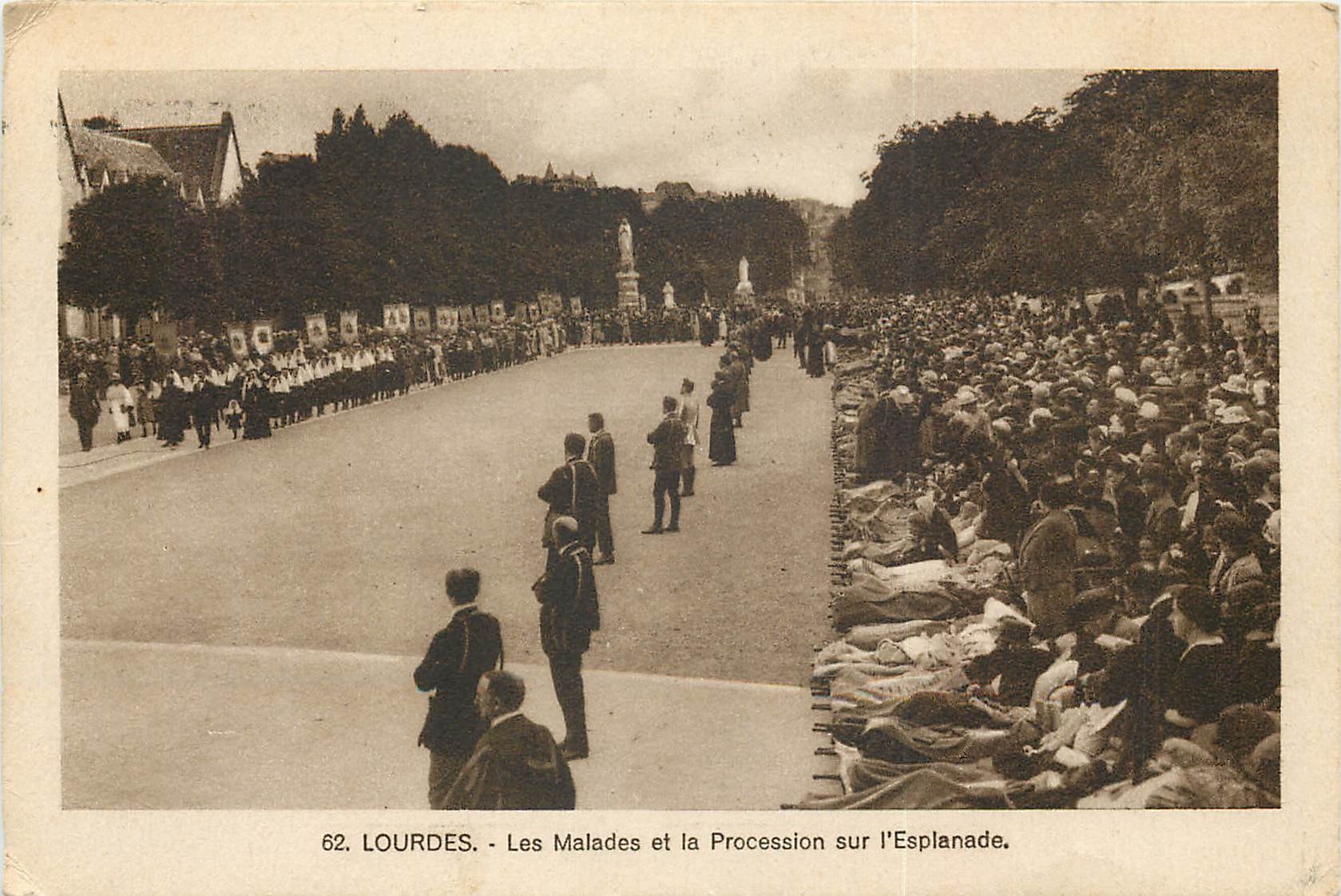 CPA Lourdes Les Malades et la Procession sur l'Esplanade