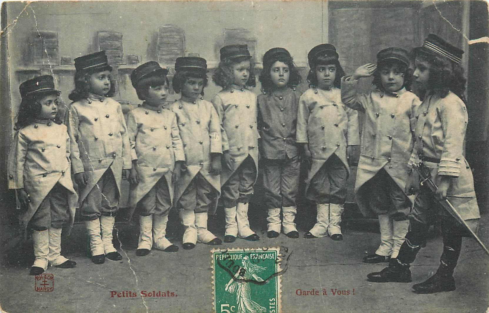 CPA Petits soldats Garde Vous
