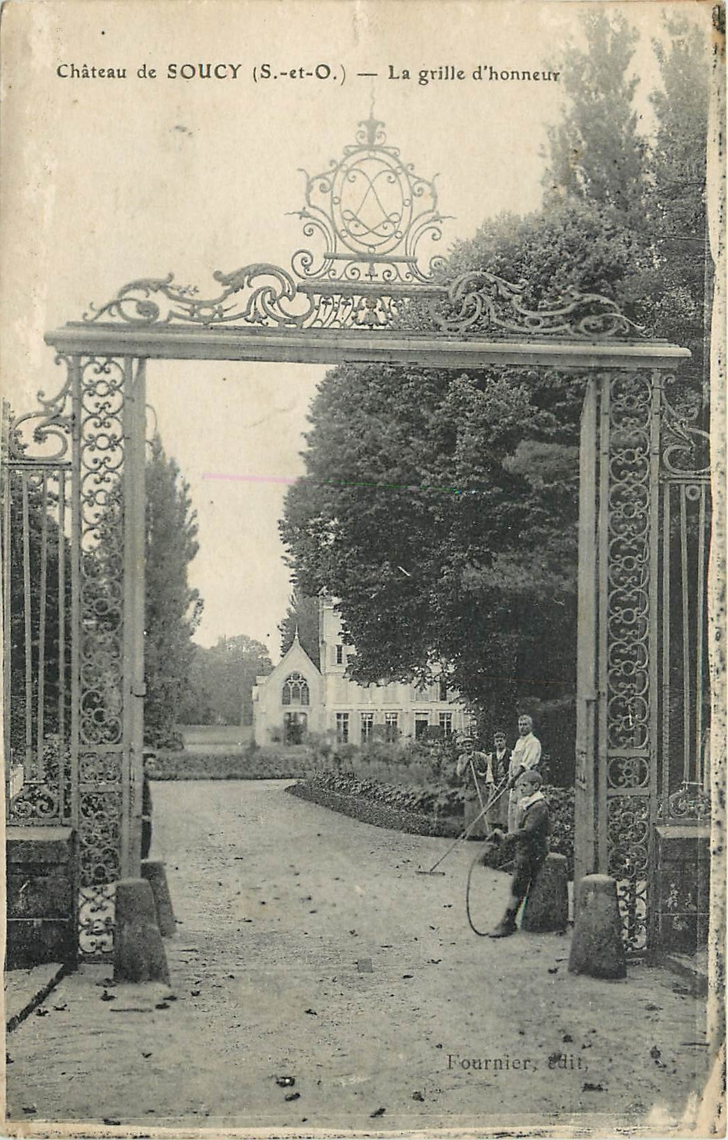 CPA Chateau de Soucy (S et O) la grille d'honneur