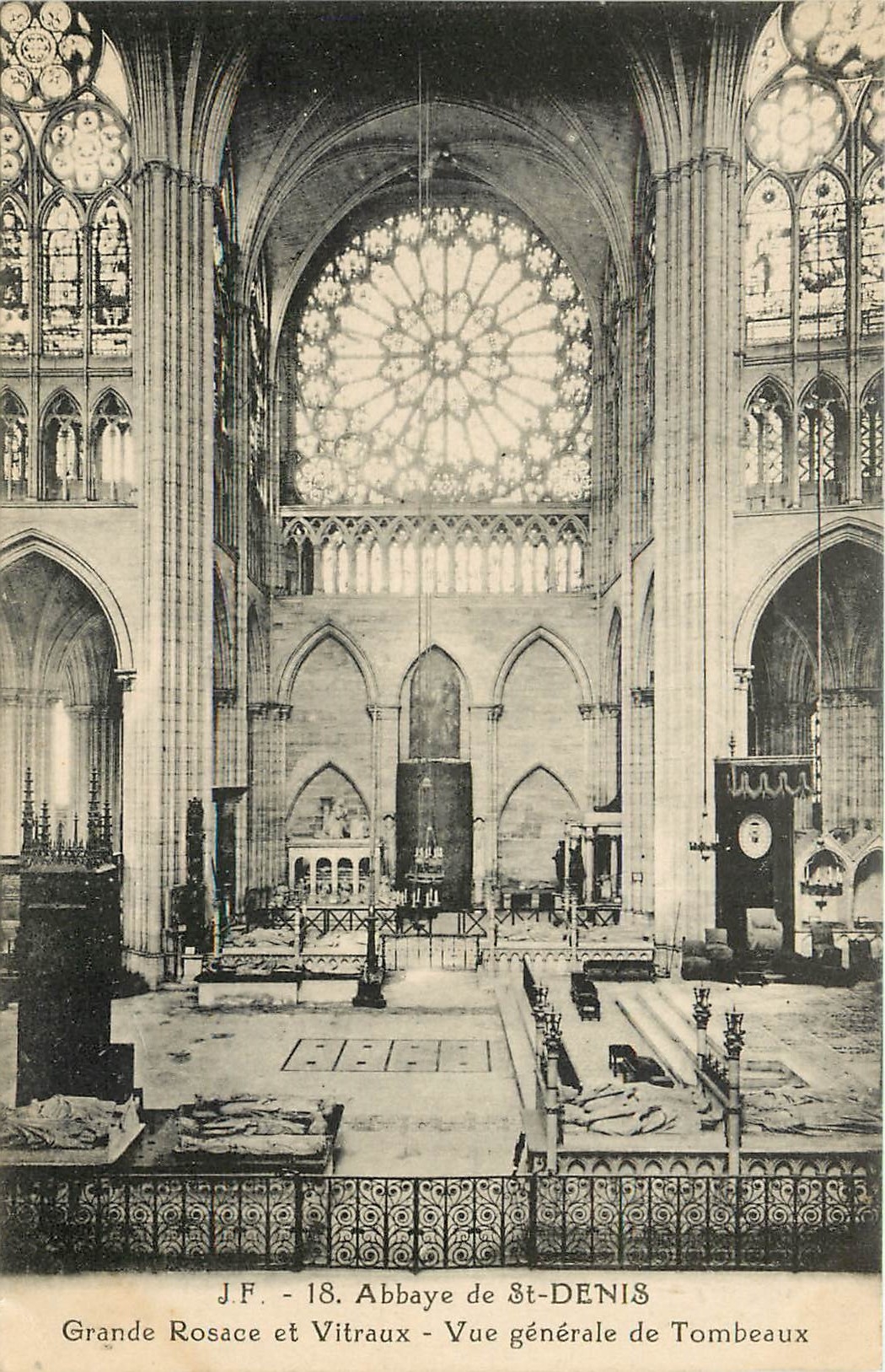 CPA Abbaye de St Denis Grande Rosace et Vitraux Vue generale de Tombeaux