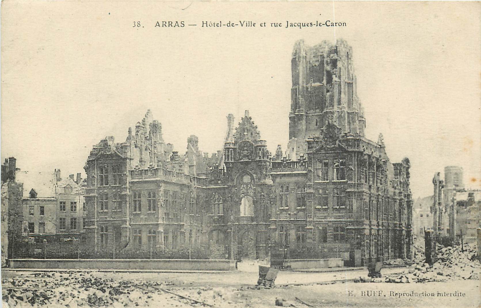 CPA Arras Hotel de Ville et rue Jacques le Caron
