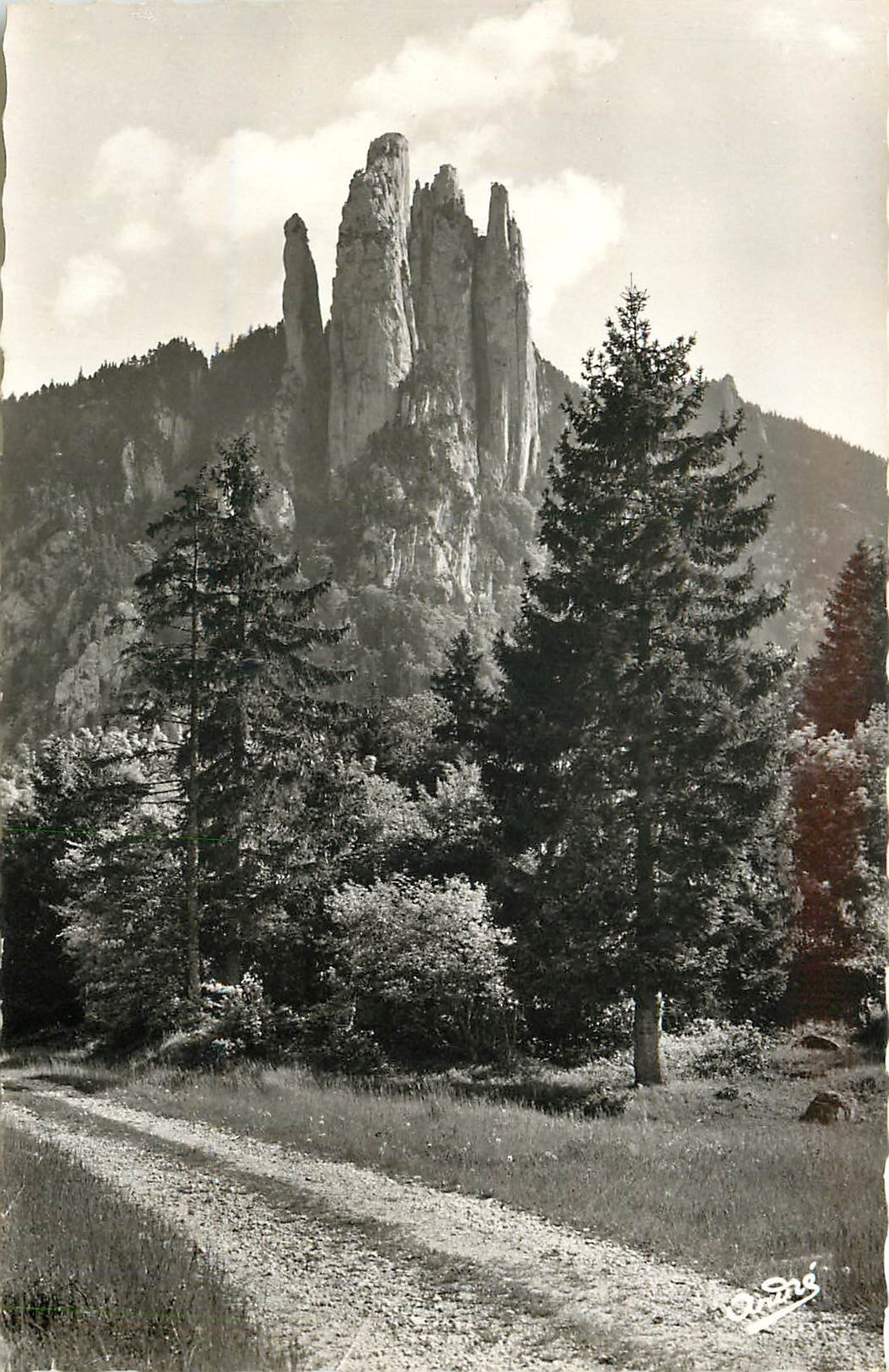 CPA Les Belle Alpes Francaises Route de Grenoble a Villard de Lans les Trois Pucelles