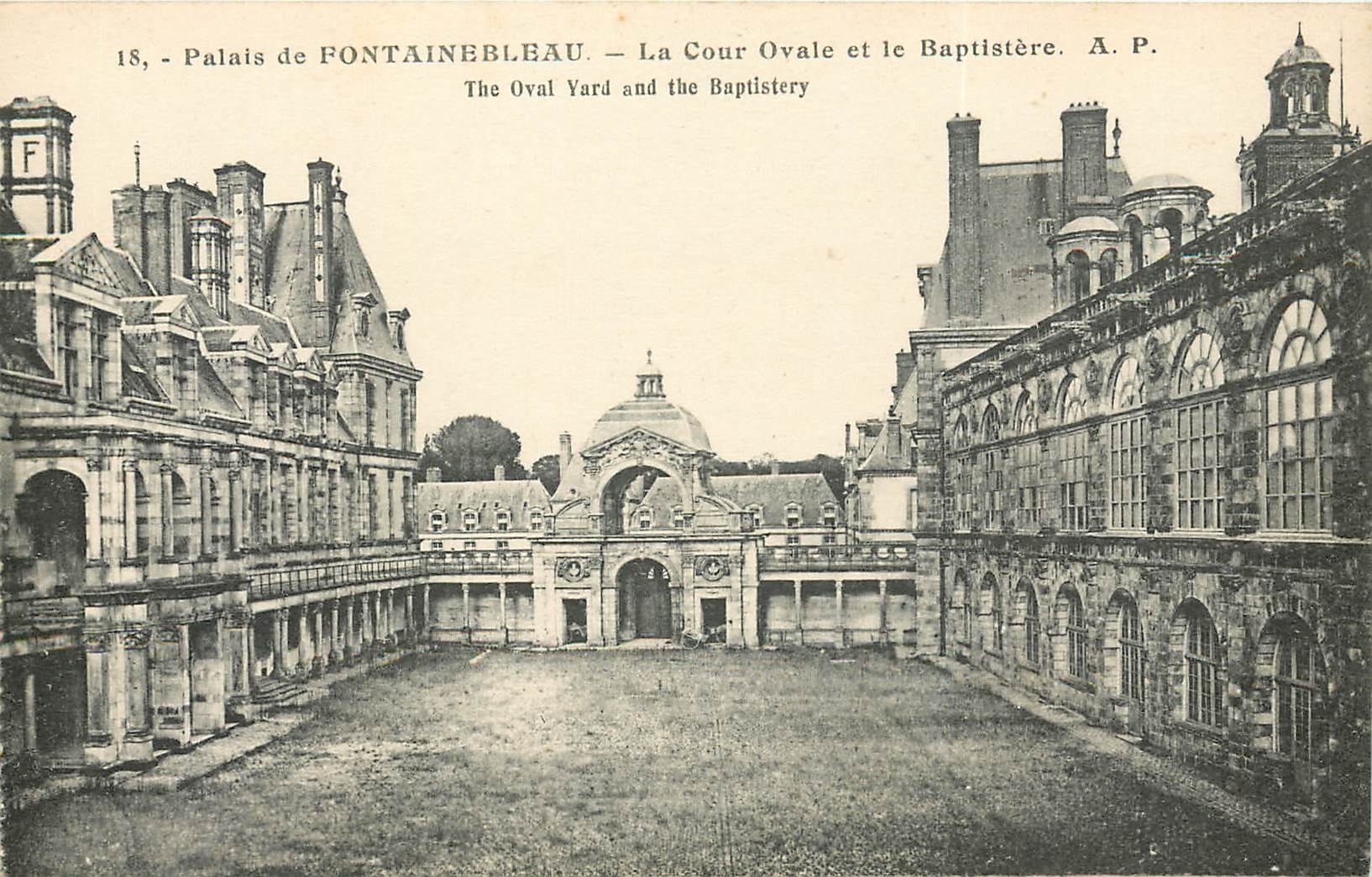 CPA Palais de Fontainebleau la cour Ovale et le Baptistere