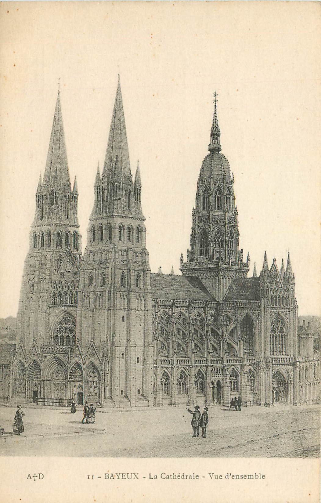 CPA Bayeux La Cathedrale Vue d'ensemble
