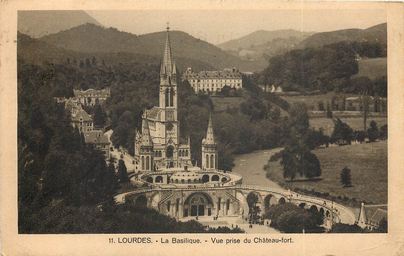 CPA Lourdes La Basilique Vue prise du chateau fort