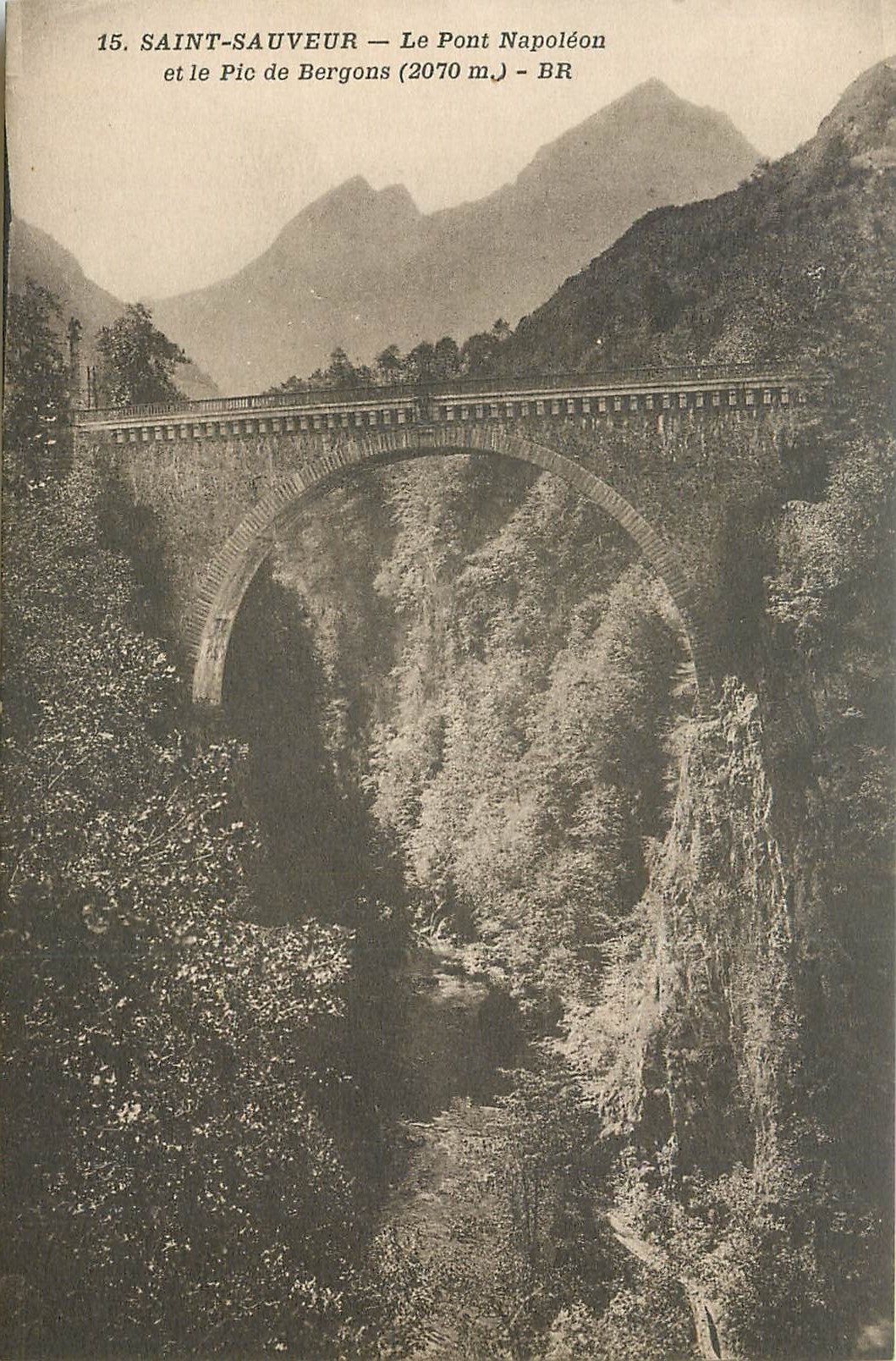 CPA Saint Sauveur le Pont Napoleon et le Pic de Bergons (2070 m)