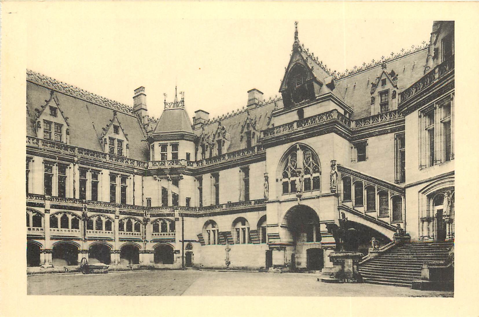 CPA Chateau de Pierefonds Cour d'Honneur
