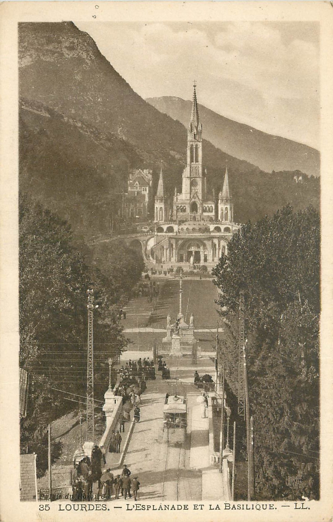 CPA Lourdes L'Esplanade et la Basilique