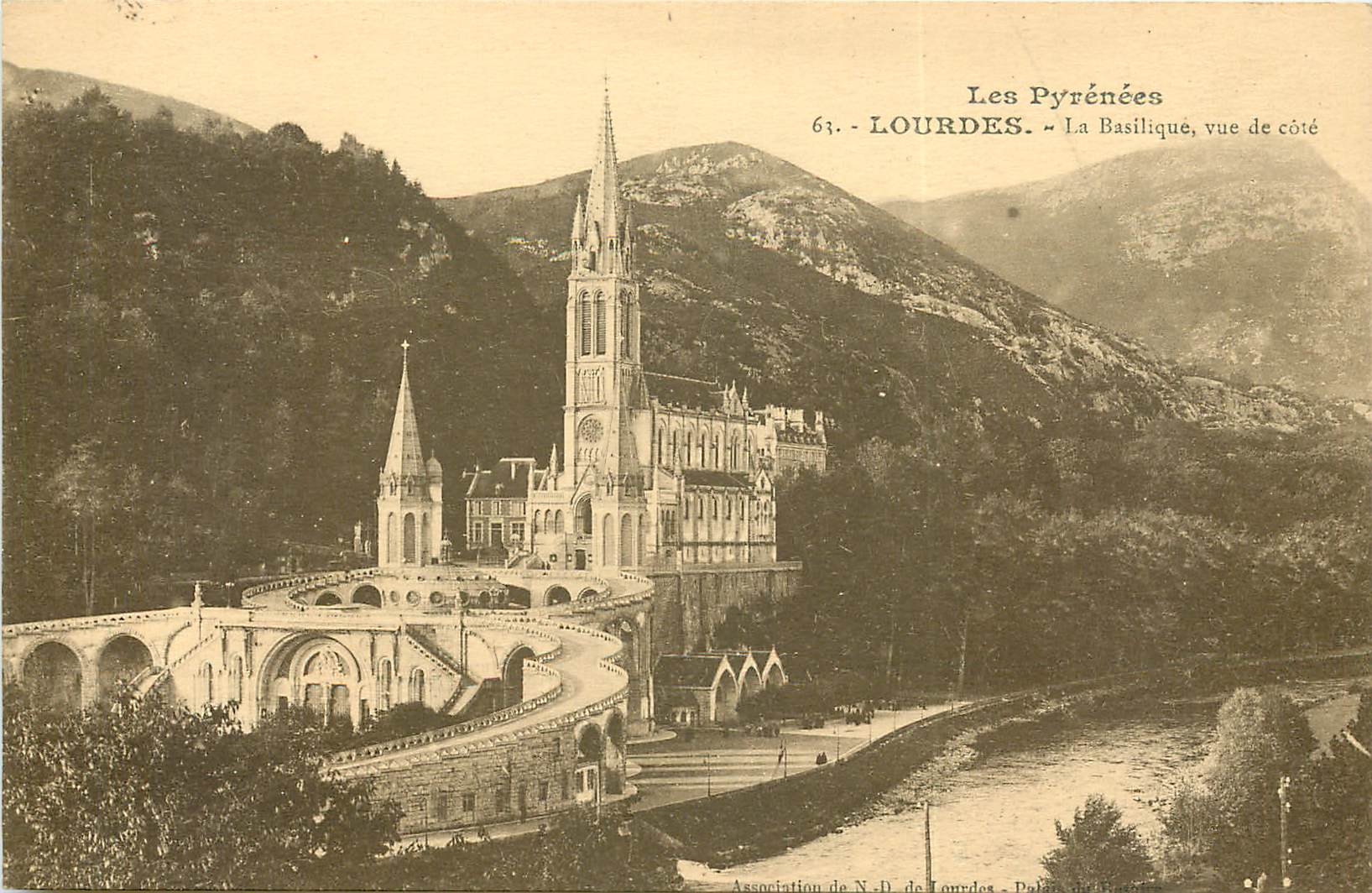 CPA Lourdes La Basilique vue de Cote