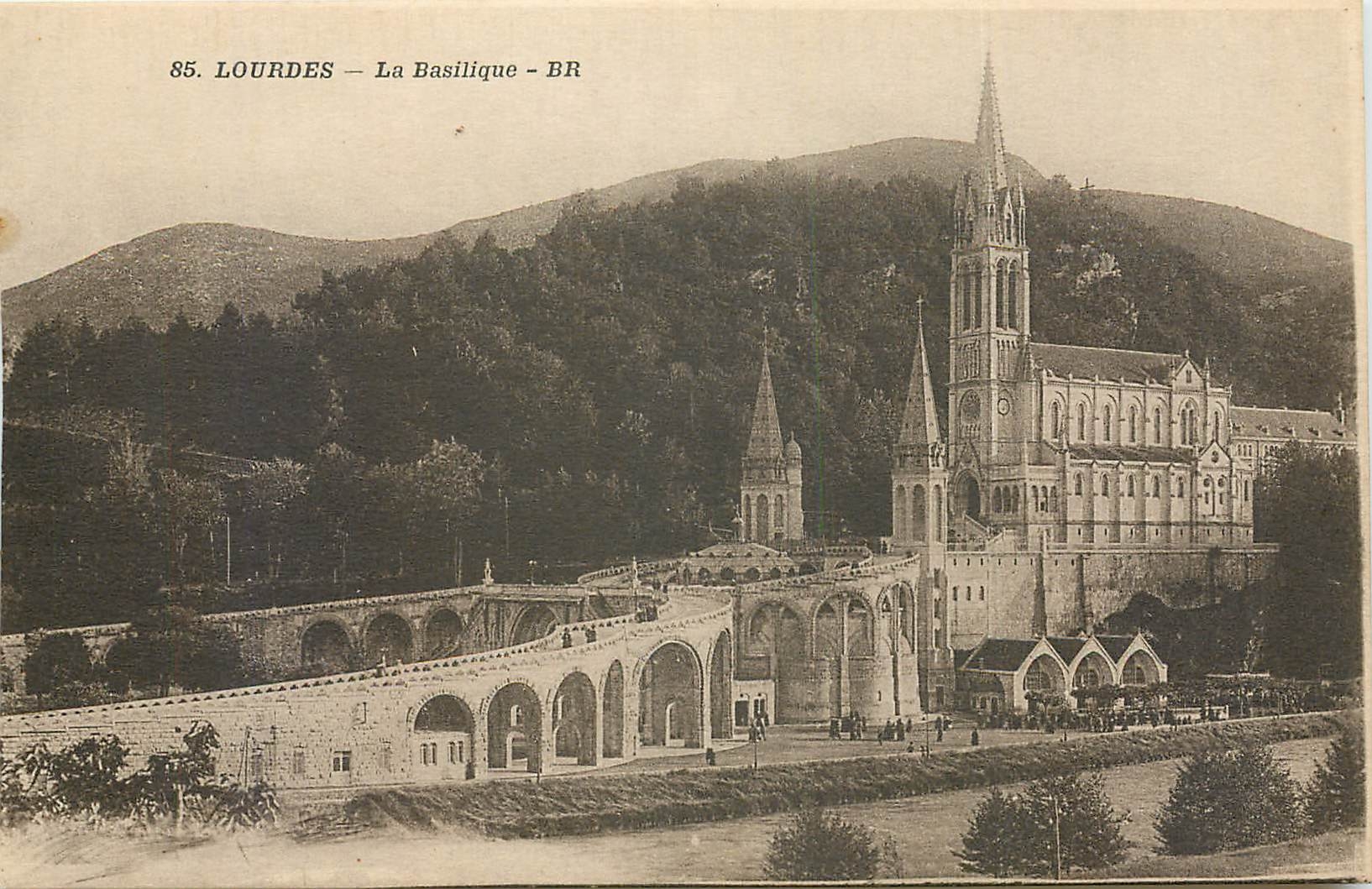 CPA Lourdes La Basilique