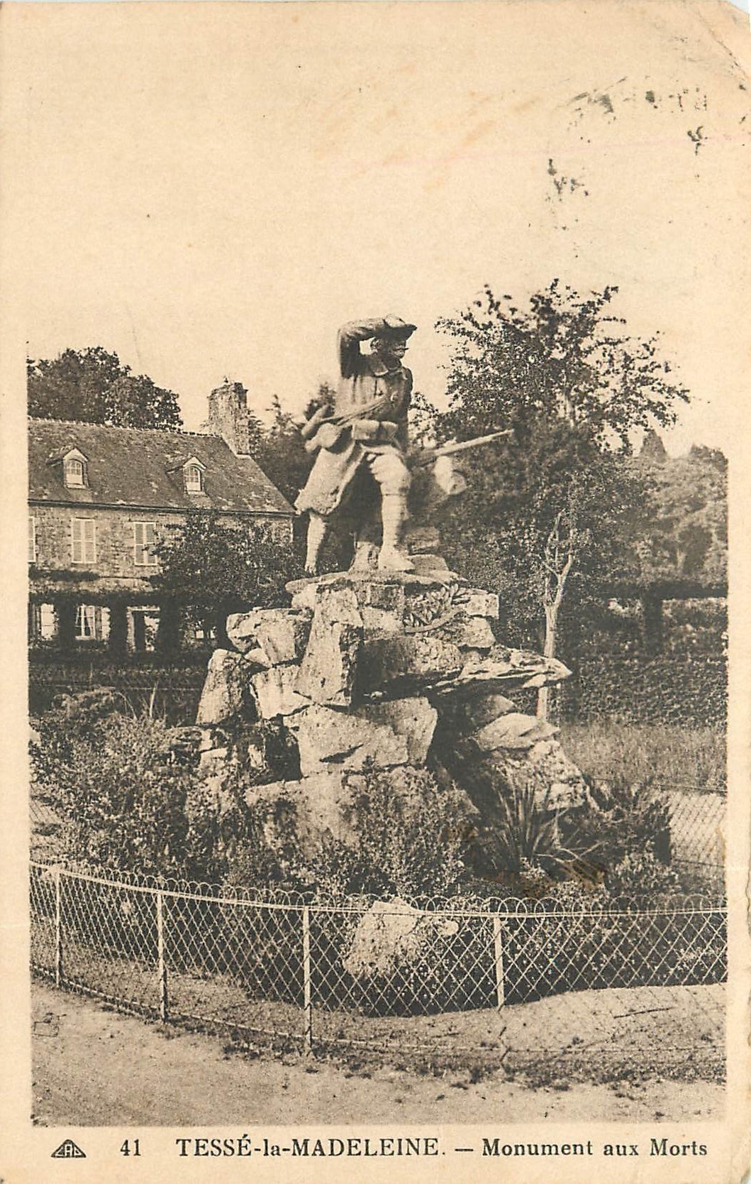 CPA Tesse la Madeleine Monument aux Morts