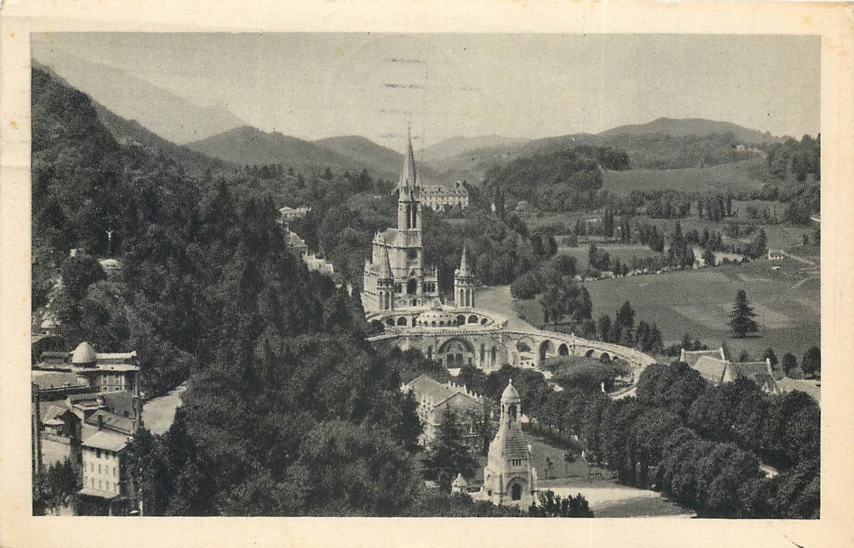 CPA Lourdes La Basilique vue du chateau fort