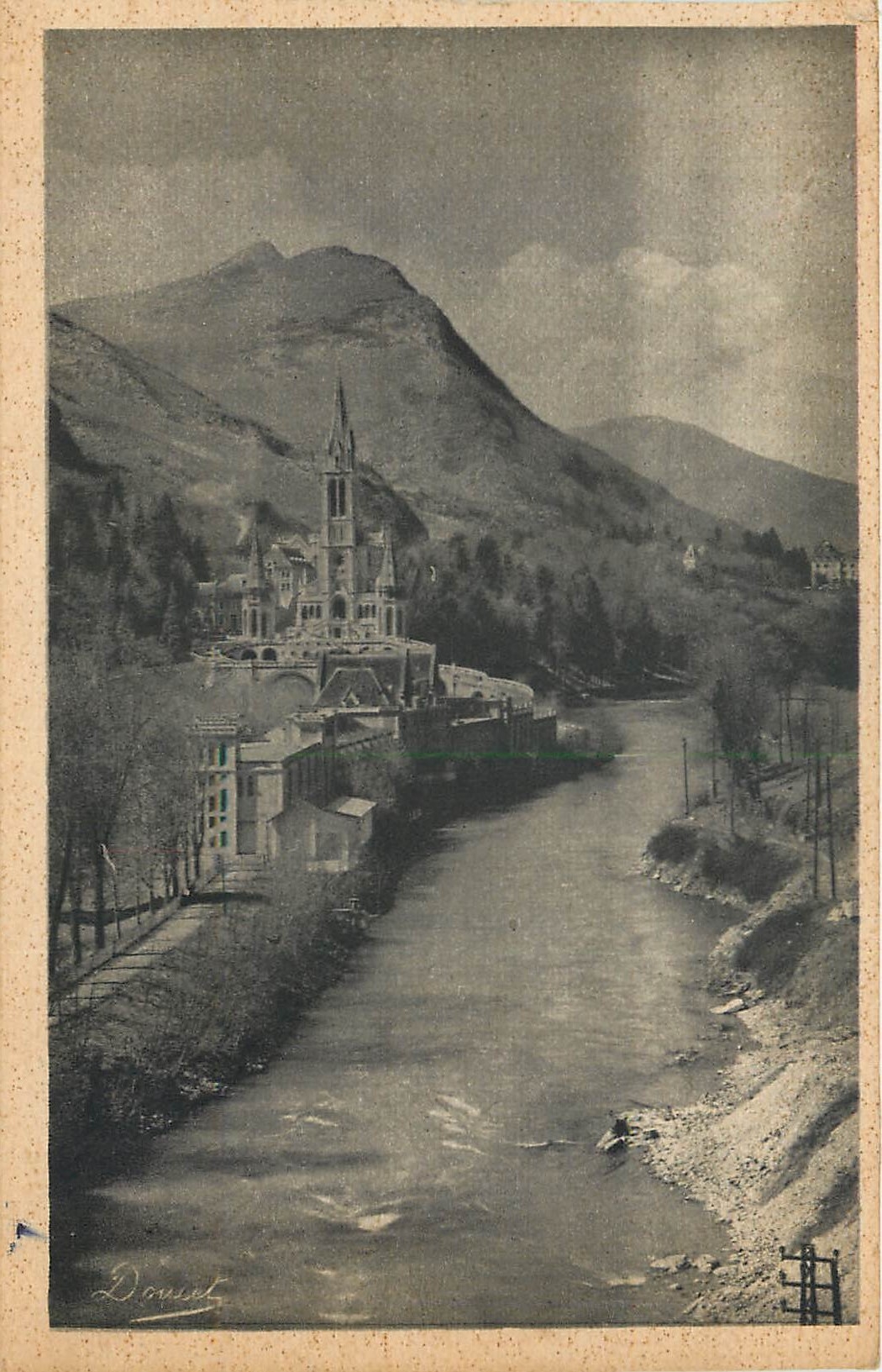 CPA Lourdes La Basilique et le Gave P D