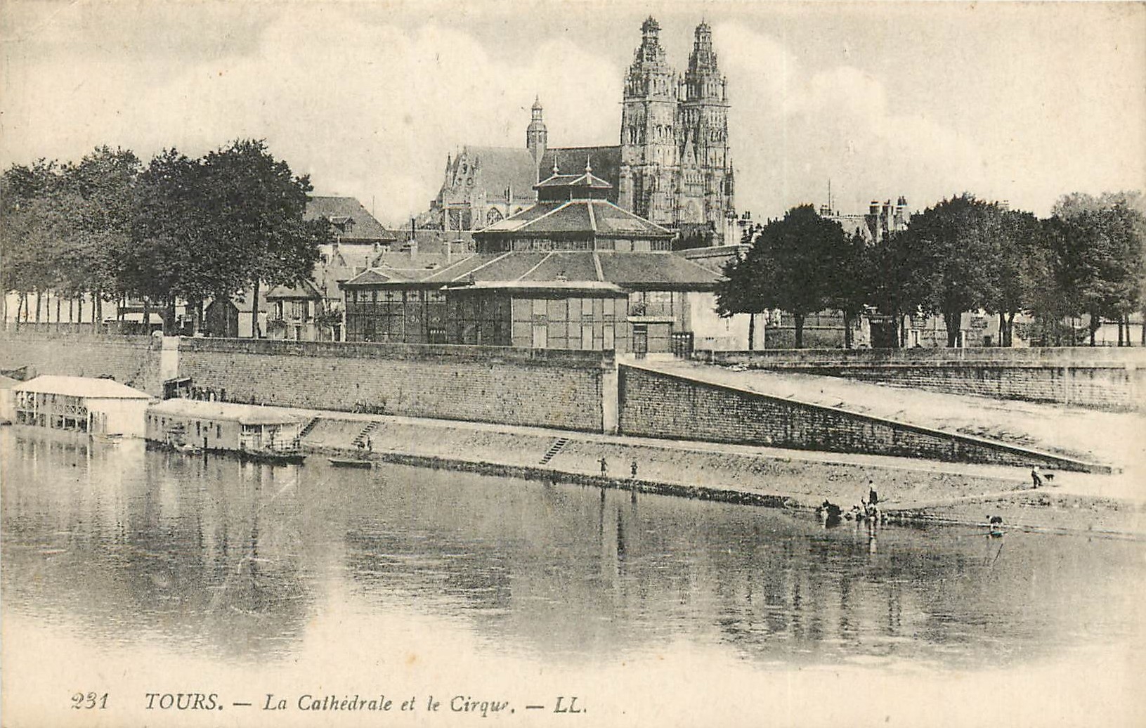 CPA Tours La Cathedrale et le Cirque