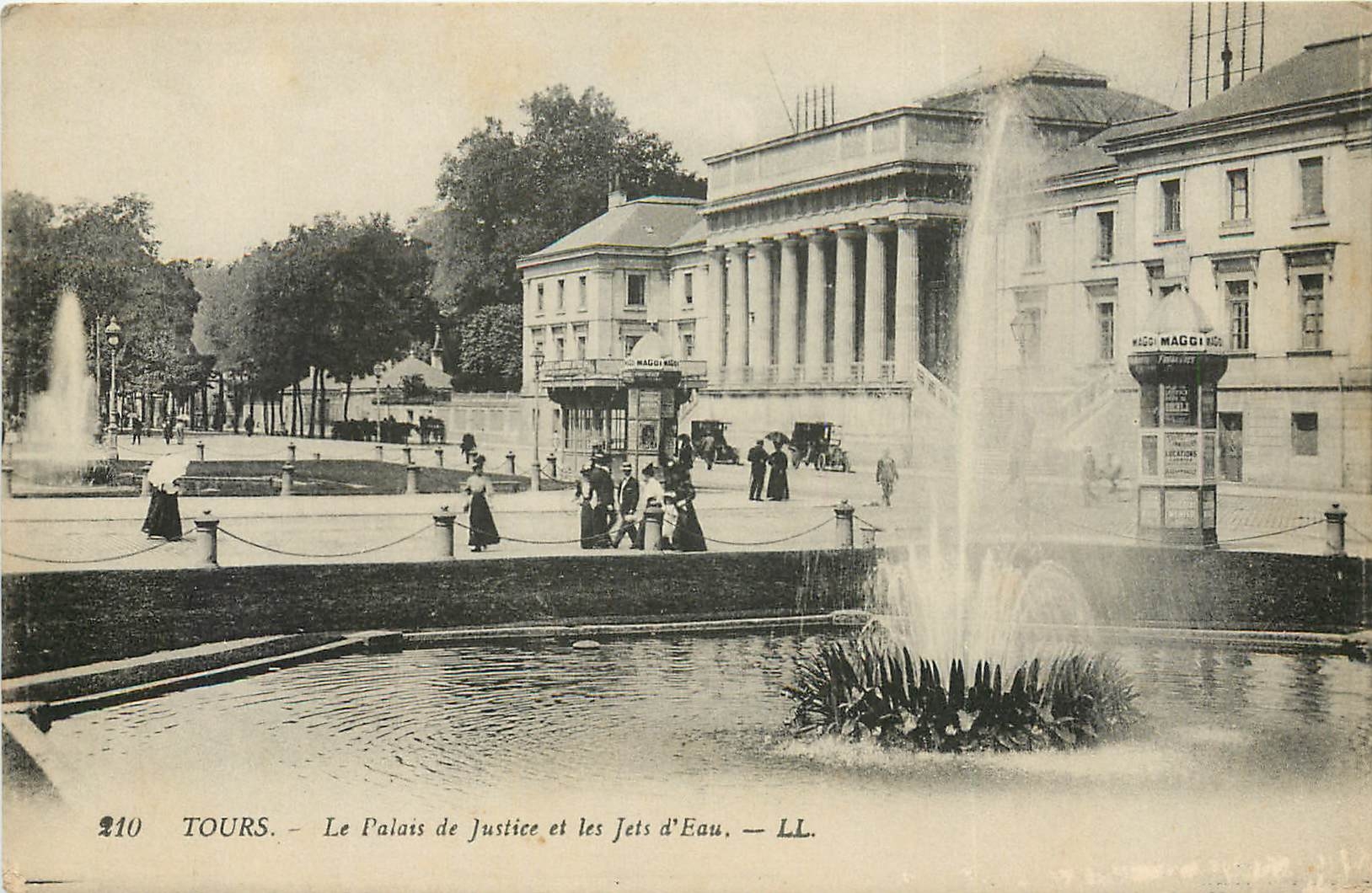 CPA Tours Le Palais de Justice et les Jets d'Eau