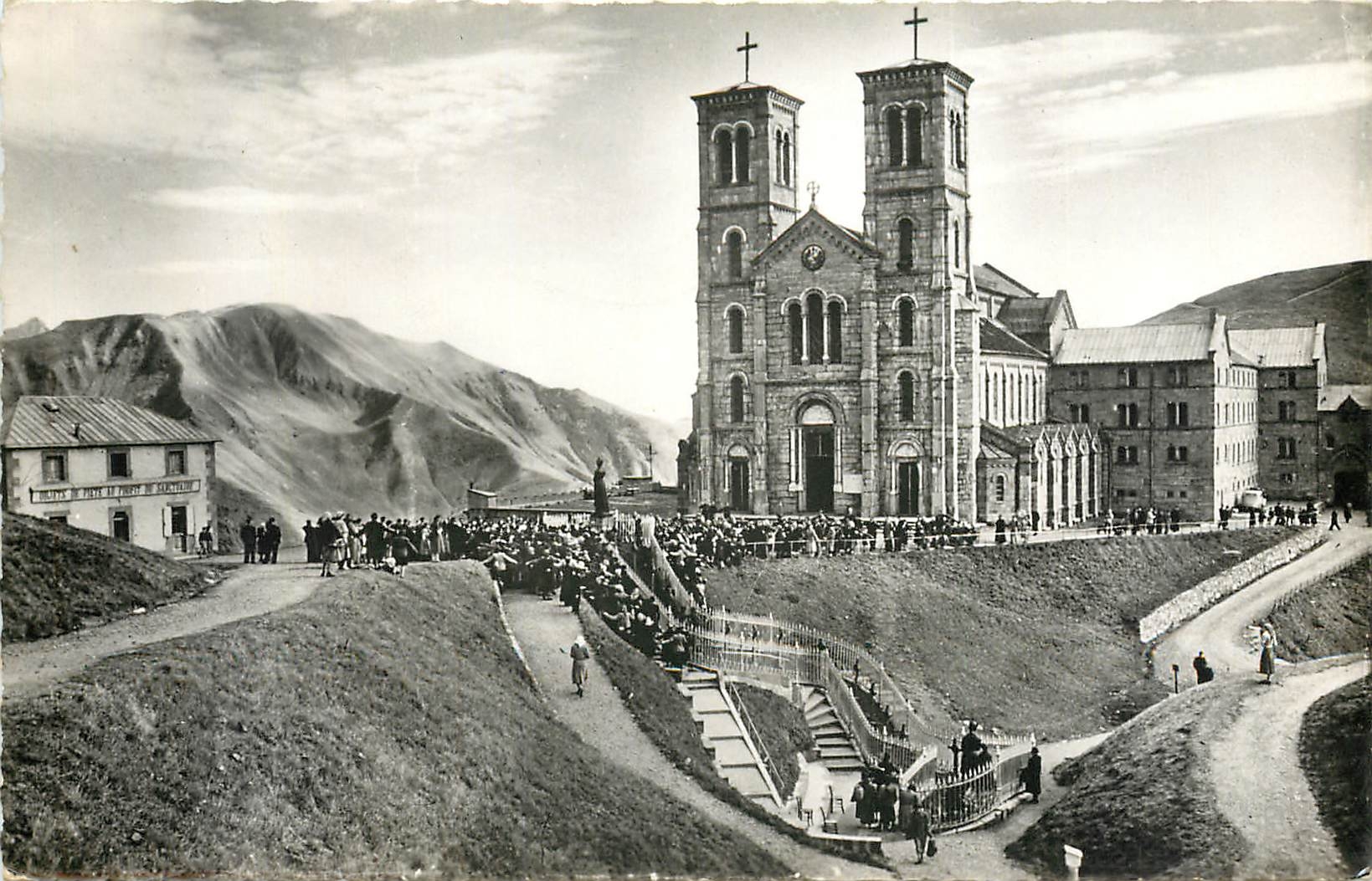 CPA Pelerinage de N D de la Salette les lieux de l'Apparitiion et la Basilique