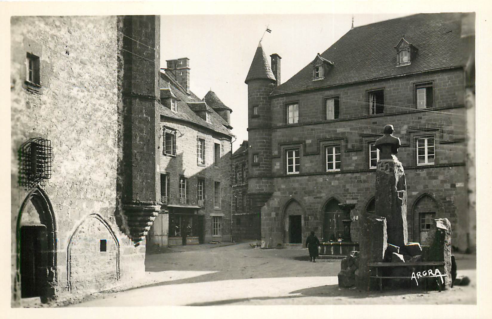 CPA Salers (Cantal) Maison des Flogeac l'Hotel de Ville et Buste de Tyssandier d'Escous qui ameliora
