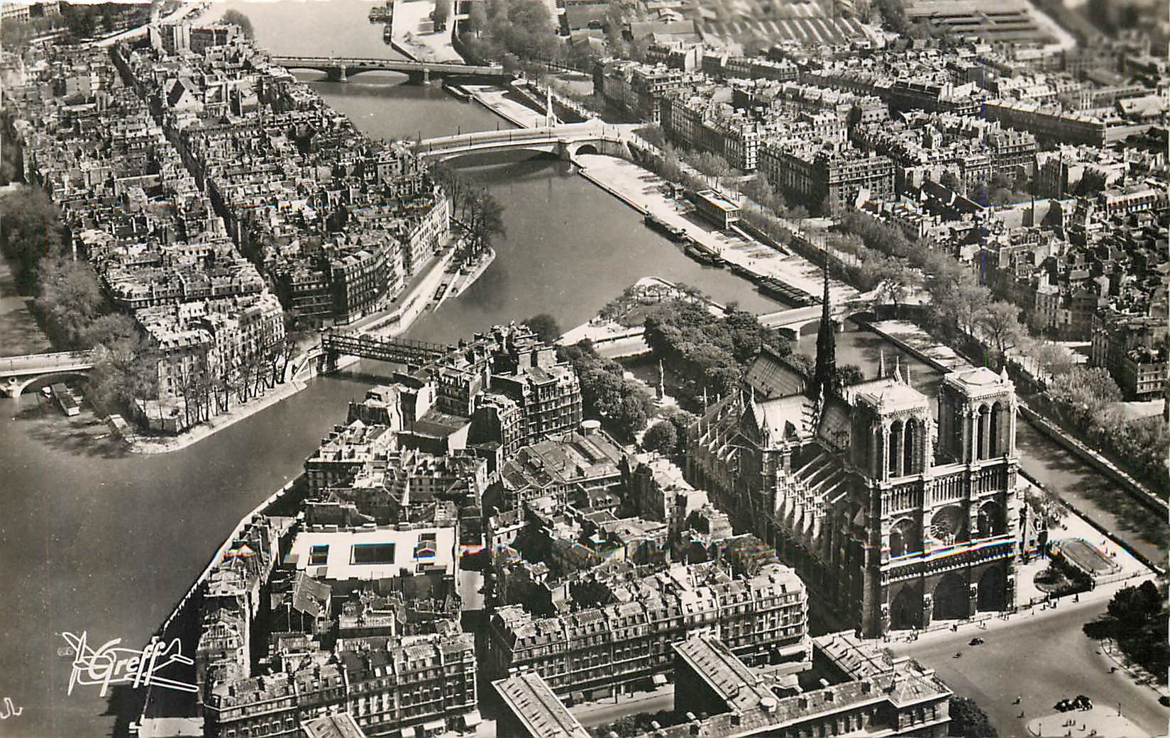CPA Paris Vue aerienne N D de Paris et l'Ile Saint Louis