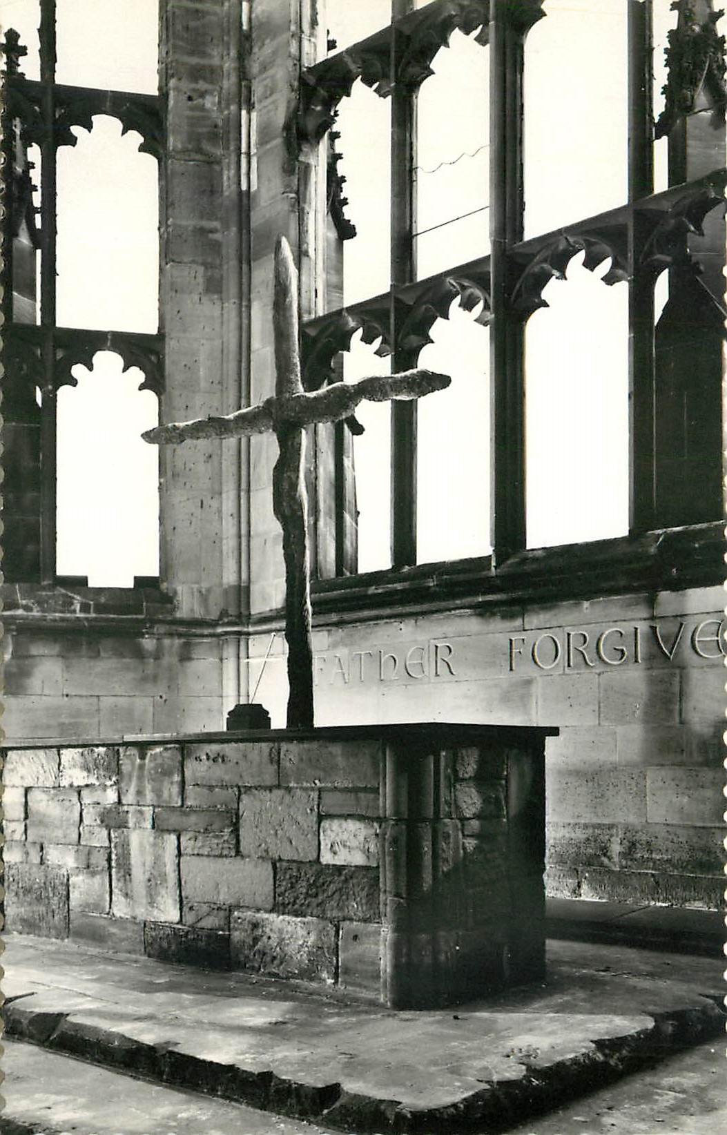 CPA Conventry Cathedrale The Altar made from stonnes of ruins