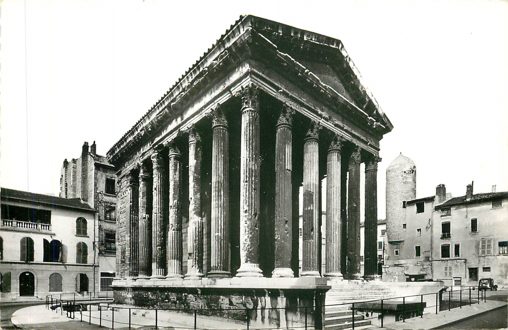 CPA Vienne sur le Rhone (Isere) Le temple Romain d'Auguste et de Livie