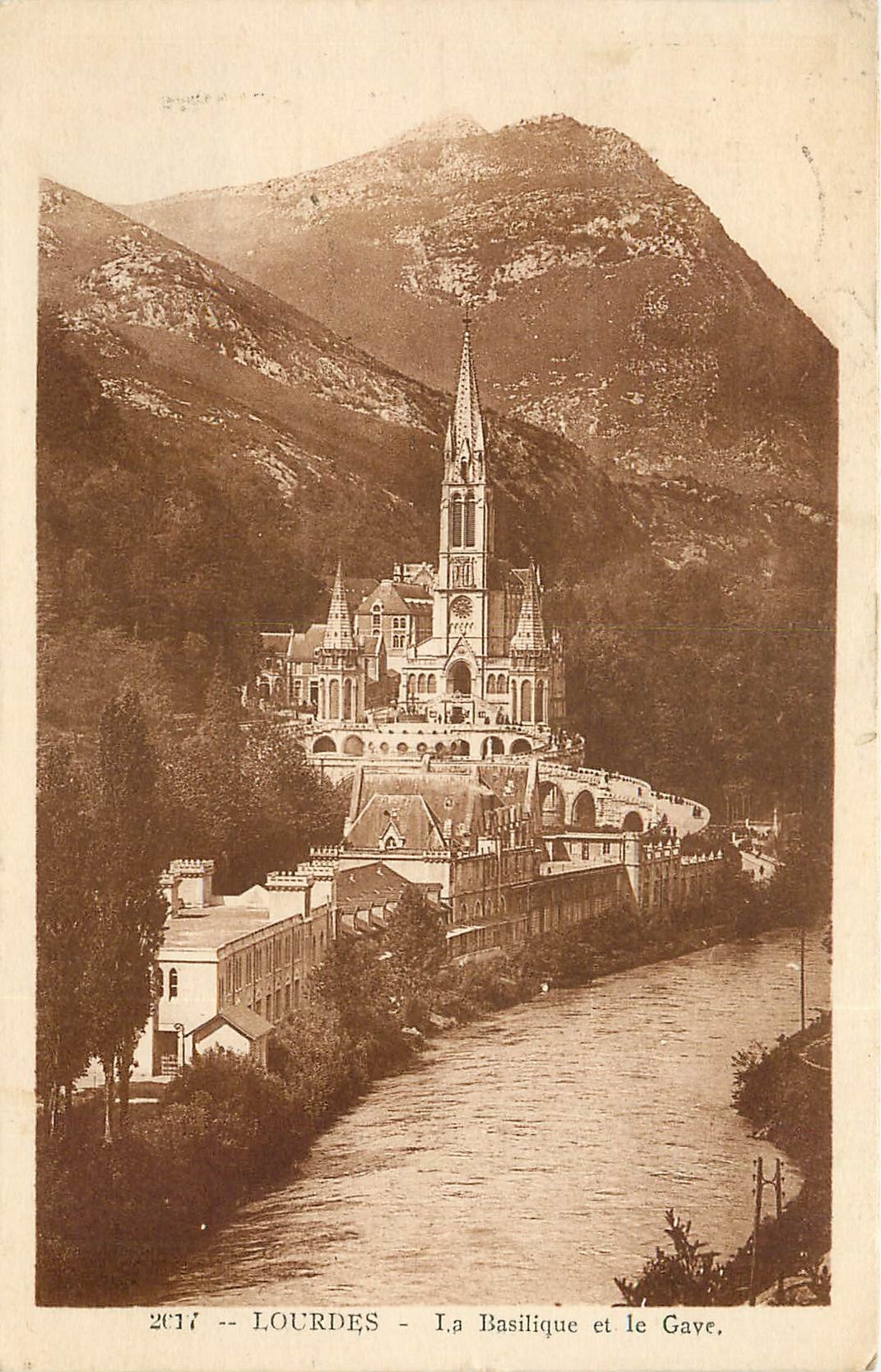 CPA Lourdes La Basilique et le Gaye