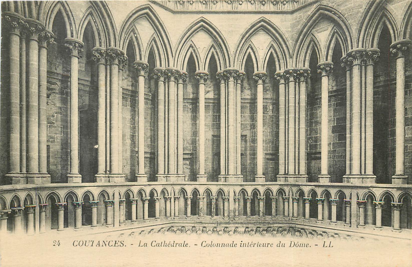 CPA Coutances la Cathedrale Colonnade interieure du Dome