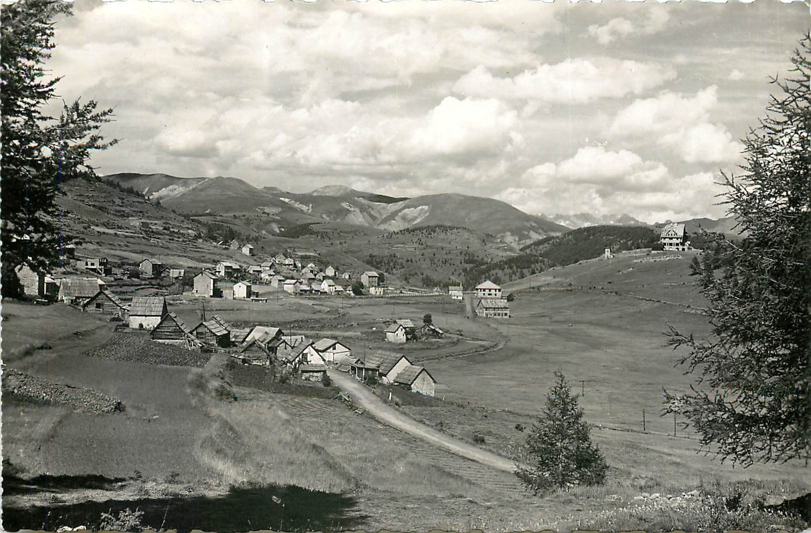 CPA Alpes Maritimes Les Launes (alt 1546 m) et le Grand Hotel du Mont Mounier