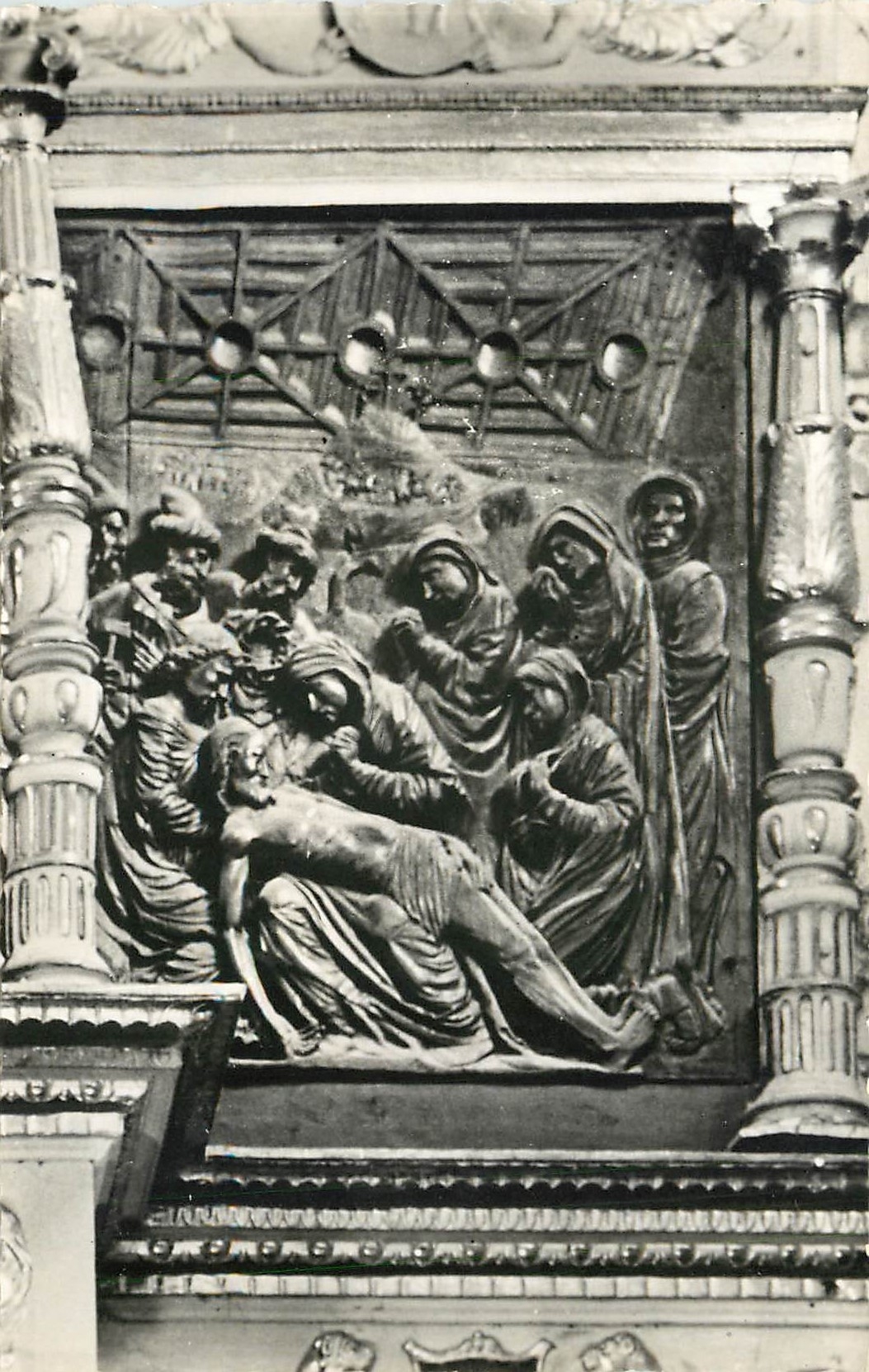 CPA Utelle (A M) alt 80 m Retable de la Passion fin XVIe s en bois sculpte la descente de Croix
