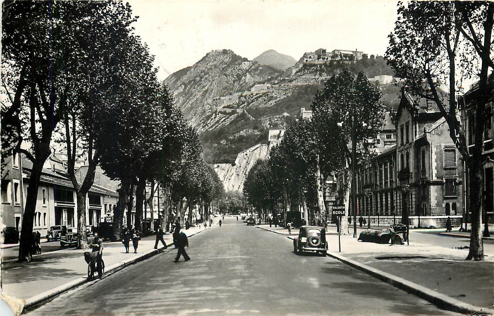 CPA Grenoble (Isere) Cours Jean Jaures au fond La Bastille