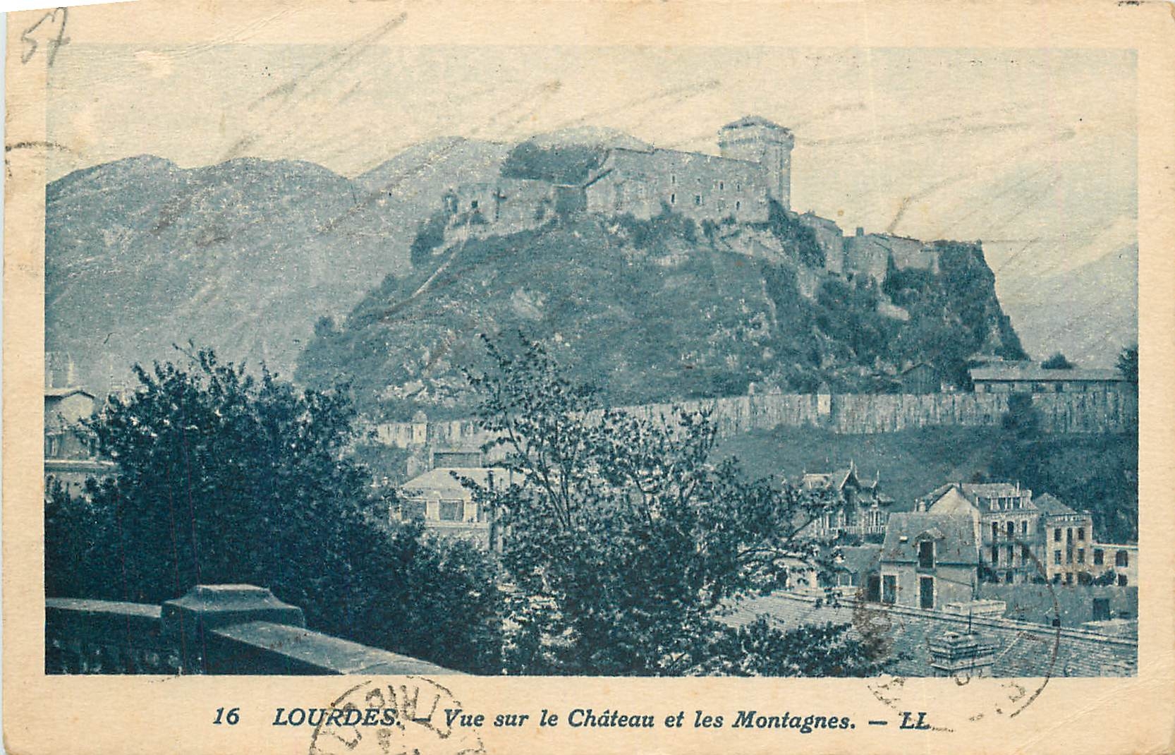 CPA Lourdes Vue sur le Chateau et les Montagnes