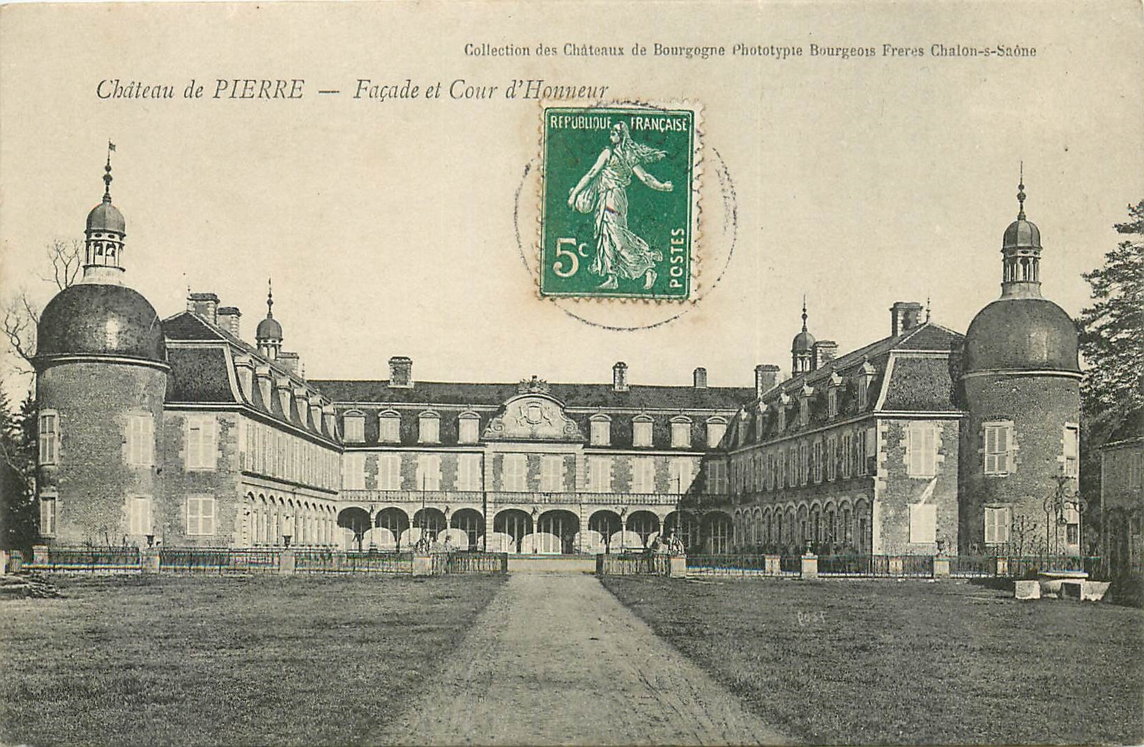 CPA Chateau de Pierre Facade et cour d'Honneur