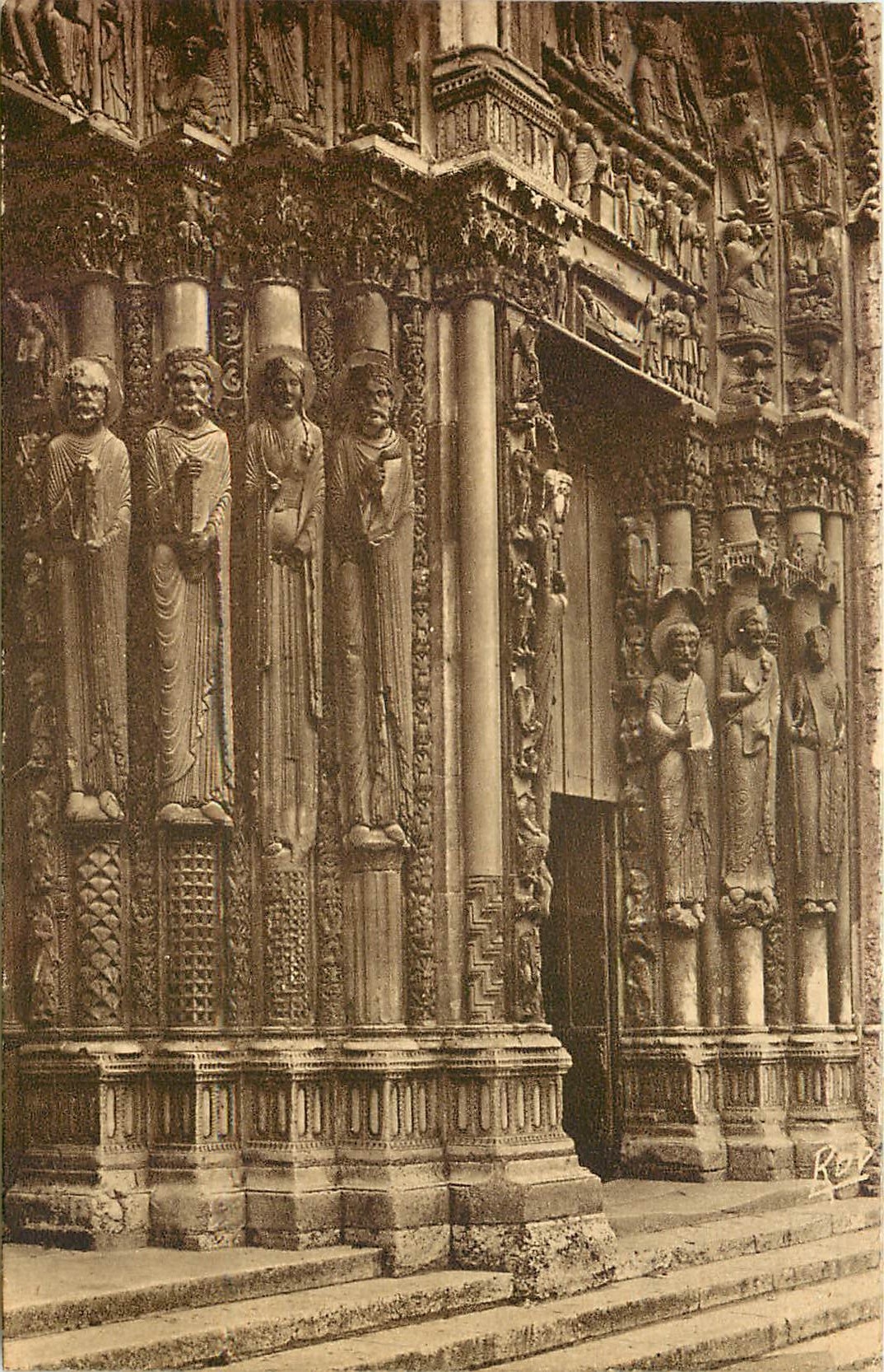 CPA Chartres La Cathedrale Portail statue colonnes (XIIe s)