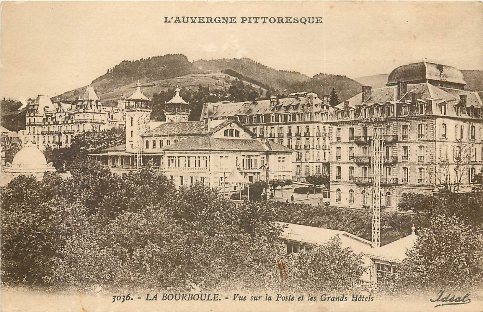 CPA La Bourboule Vue sur la poste et les Grands Hotels