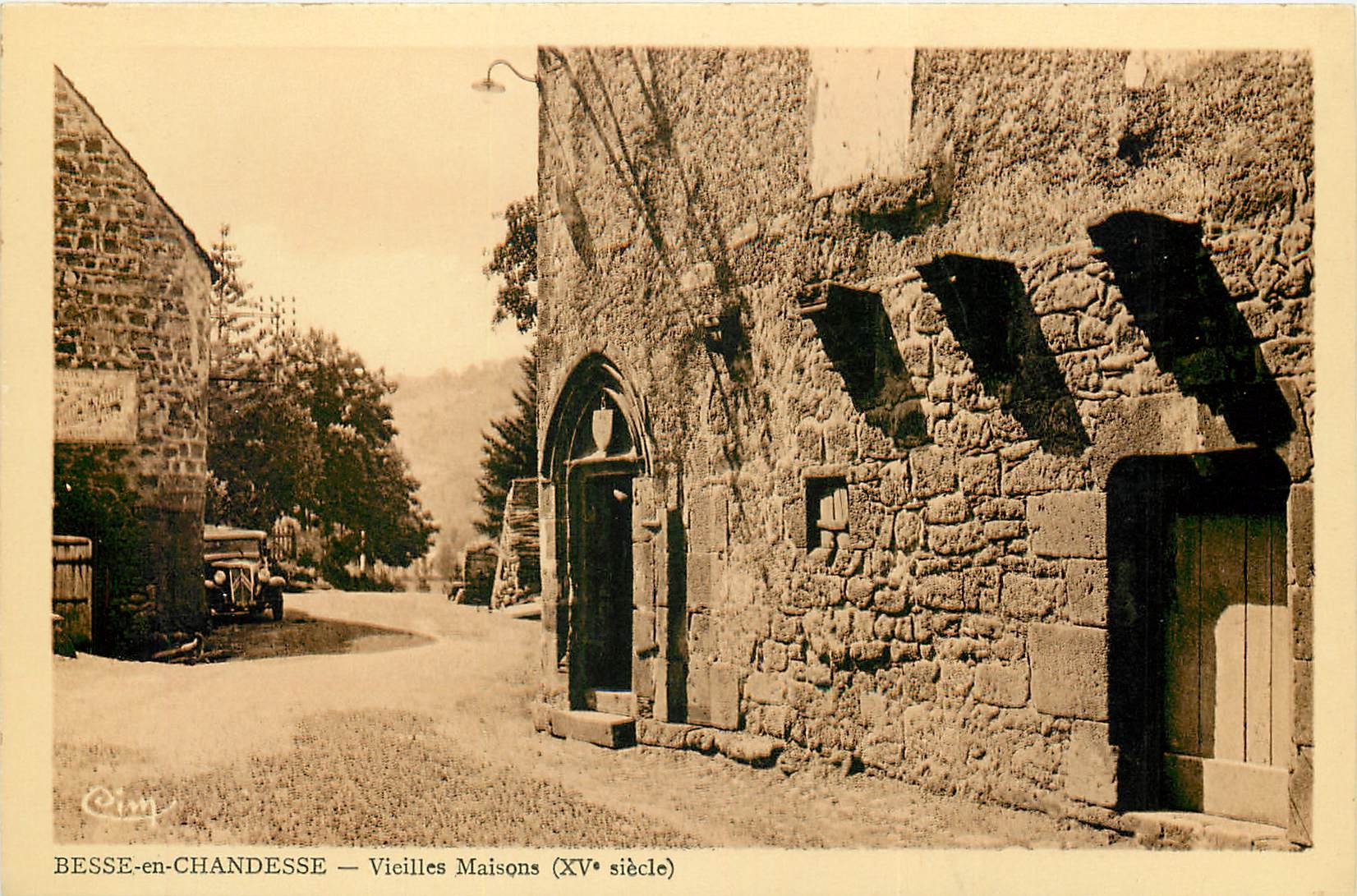 CPA Besse en CHandesse Vieilles Maisons (XVe s)
