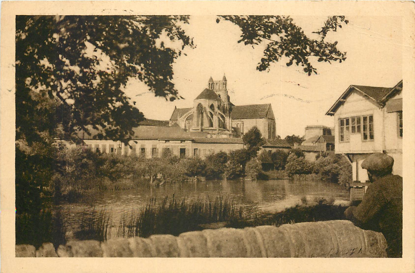 CPA Poitiers (Vienne) Le chevet de Montserneuf et les Anciens Moulins de Chaseigne pris des 4 routes